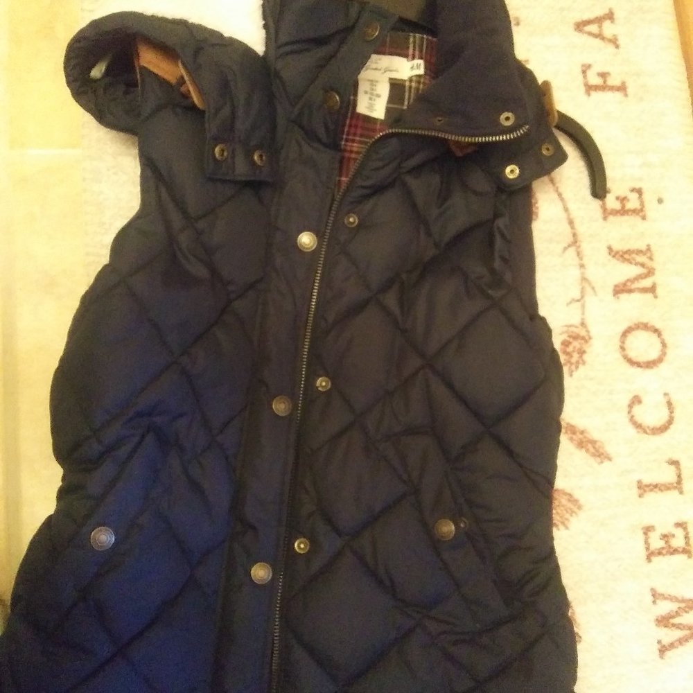 H&M LOGO puffet vest navy size 4